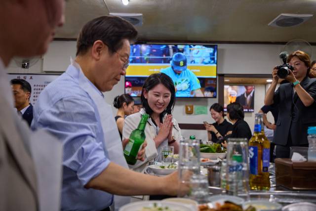 11일 저녁 서울 종로구의 한 고깃집에서 직원들에게 '소맥' 타주는 이재명 대통령. 사진=대통령실 제공