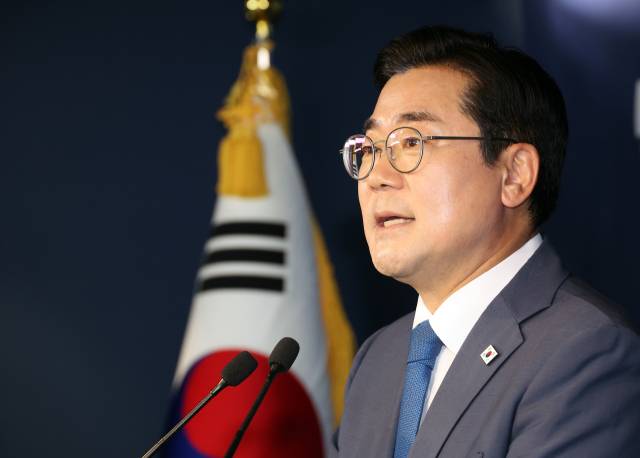 더불어민주당 대표 선거에 출마한 박찬대 의원이 10일 서울 여의도 중앙당사에서 후보 등록을 한 뒤 기자회견을 하고 있다. 연합뉴스