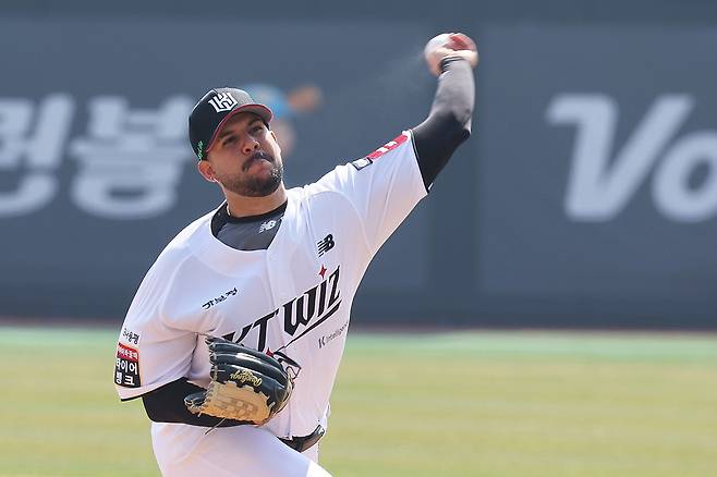 3월22일 경기도 수원 KT위즈파크에서 한화 이글스와 치른 경기에서 KT 위즈의 선발 투수 헤이수스가 역투하고 있다.ⓒ연합뉴스