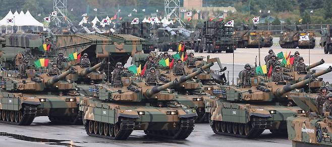 2024년 10월1일 경기도 성남 서울공항에서 열린 건군 76주년 국군의날 기념식에서 K2 전차 분열이 펼쳐지고 있다. ⓒ연합뉴스