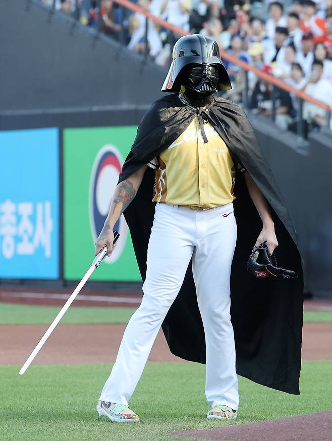 한화 코디 폰세가 12일 대전에서 열린 올스타전에 다스베이더 가면과 망토를 쓰고 마운드로 향하고 있다. 연합뉴스