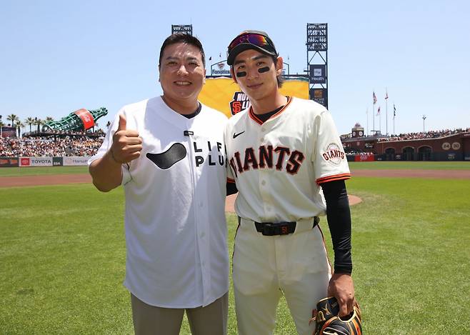김태균(왼쪽)과 이정후. /사진=티케이오시비 제공