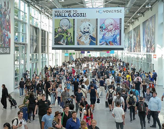 게임스컴 2024 현장에 몰린 인파 (쾰른=연합뉴스) 김주환 기자 = 23일(현지시간) 독일 쾰른에서 열린 게임쇼 게임스컴 2024 현장을 찾은 관람객들이 전시관 사이를 돌아다니고 있다. 2024.8.23 jujuk@yna.co.kr