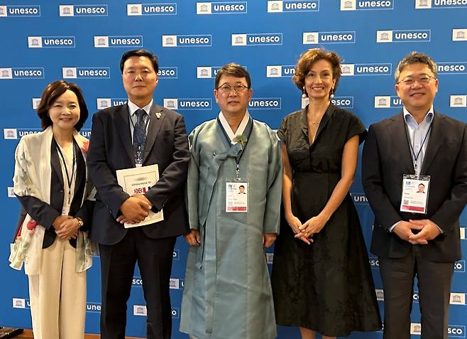 유네스코 사무총장, '반구천의 암각화' 세계유산 등재 축하 (파리=연합뉴스) 김예나 기자 = 12일(현지시간) 프랑스 파리 유네스코 본부에서 열린 제47차 세계유산위원회에서 '반구천의 암각화'가 등재된 이후 관계자들이 기념사진을 찍고 있다. 왼쪽부터 박상미 주유네스코 대표부 대사, 더불어민주당 조계원 의원, 최응천 국가유산청장, 오드레 아줄레 유네스코 사무총장, 국민의힘 박정하 의원. 2025.7.12
yes@yna.co.kr