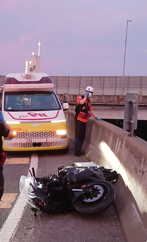 13일 오전 4시53분께 부천시 소사구 송내동 송내IC 램프 구간(시흥-부천 방향)에서 오토바이가 단독으로 옹벽을 들이받으며 15m 아래로 추락했다. /경기소방재난본부 제공