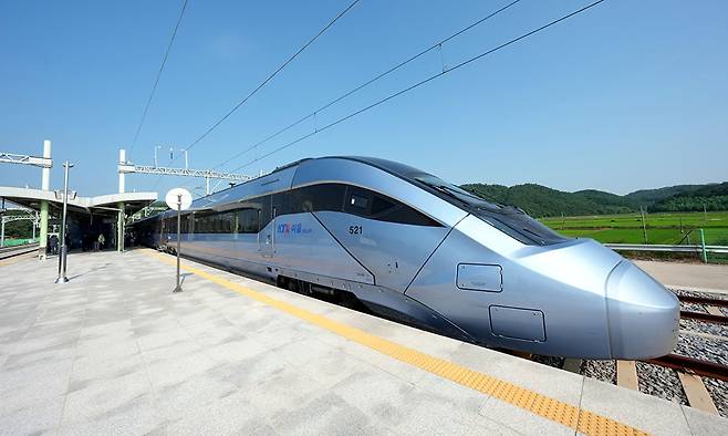 전남도가 국토교통부 등에 남해선 투입을 요청하고 있는 상업용 준고속철도 차량 ‘EMU-260’.<전남도 제공>