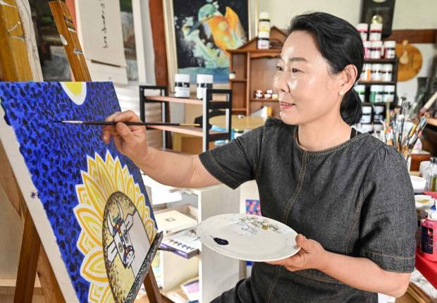 작업실에서 그림을 그리고 있는 이주영 관장.