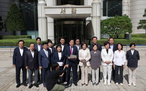 ◇채상병 사건 수사방해 의혹을 수사하는 이명현 순직해병특검팀이 국민의힘 임종득 의원실을 압수수색 중인 11일 국민의힘 송언석 비상대책위원장 겸 원내대표가 서울 서초구 서울중앙지방법원을 항의 방문해 발언하고 있다. 연합뉴스