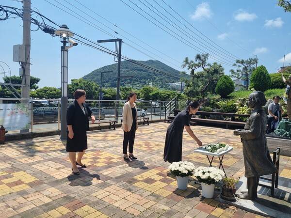 2024년 8월 14일 일본군 '위안부' 피해자 기림의 날을 맞아 거제평화의소녀상 공원에서 소녀상에 헌화하는 시민들. /거제시