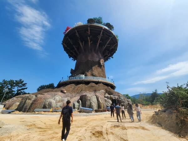 창원시 공공건축가 10여 명이 11일 창원 의창구 두대동 대상공원 '빅트리' 현장을 둘러보고 있다./우귀화 기자