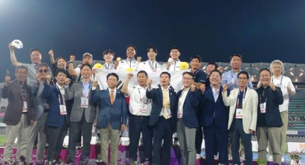 김철광 구미시육상연맹회장과 대한육상연맹 임원들이 남자 400m 릴레이에서 대회신기록 달성으로 우승한 국가대표 선수들과 기념촬영을 하고 있다.