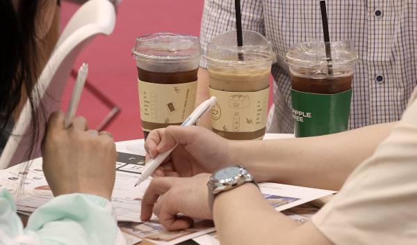 '2025 KFA 프랜차이즈 창업박람회 in 대구'가 지난 5월 8일 오후 대구시 북구 엑스코에서 개최된 가운데 창업에 관심을 가진 시민들이 업체별 상담을 진행하고 있다.경북일보DB