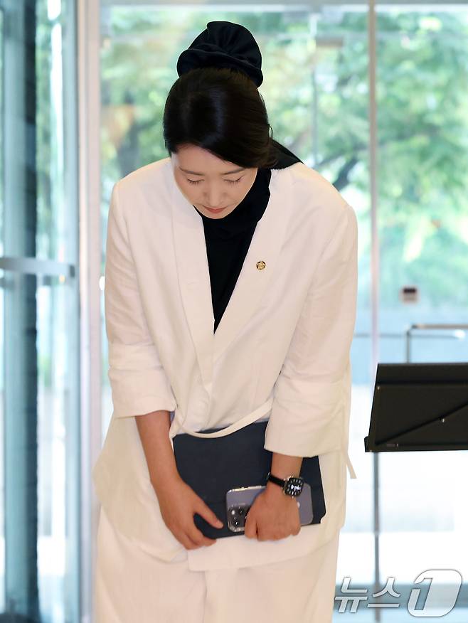 강선우 여성가족부 장관 후보자가 지난 6월 26일 오후 서울 종로구 이마빌딩에 마련된 인사청문회 사무실로 출근하며 취재진에게 인사하고 있다. 2025.6.26/뉴스1 ⓒ News1 황기선 기자