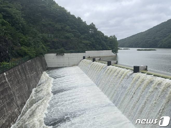 14일 오후 광주시민의 식수원인 전남 화순군 동복댐의 물이 가득 차 월류하고 있다. (동복댐 관리사무소 제공) 2023.7.15/뉴스1 ⓒ News1 이승현 기자