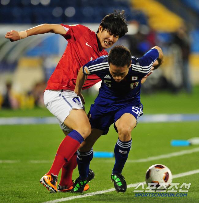 A대표팀과 일본의 2011년 카타르아시안컵 4강전이 25일 오후(한국시간) 카타르 알 가라파 구장에서 열렸다. 손흥민이 일본 나가토모와 볼을 다투고 있다.
도하(카타르)=김경민 기자 kyungmin@sportschosun.com
