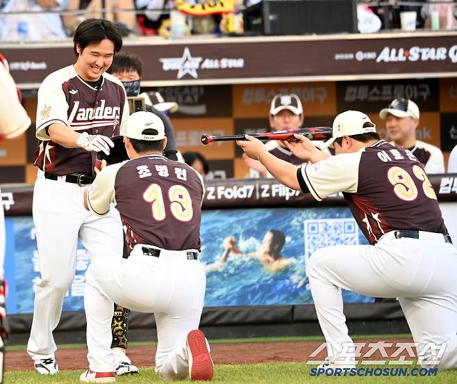 12일 대전 한화생명볼파크에서 열린 2025 KBO 올스타전, SSG 최정이 조병현 이로운과 퍼포먼스를 선보이고 있다. 대전=허상욱 기자wook@sportschosun.com/2025.07.12/