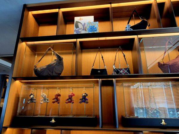 비비안 웨스트우드고 보유한 아티피스들이 쇼케이스와 밖에 전시되어 있다. 이민지 기자.