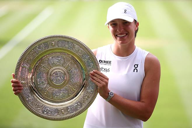 12일(현지 시각) 테니스 메이저 대회 윔블던 챔피언십 여자 단식에서 우승한 이가 시비옹테크(4위·폴란드). 그는 이날 어맨다 아니시모바(12위·미국)를 2대0으로 완파했다./AFP 연합뉴스