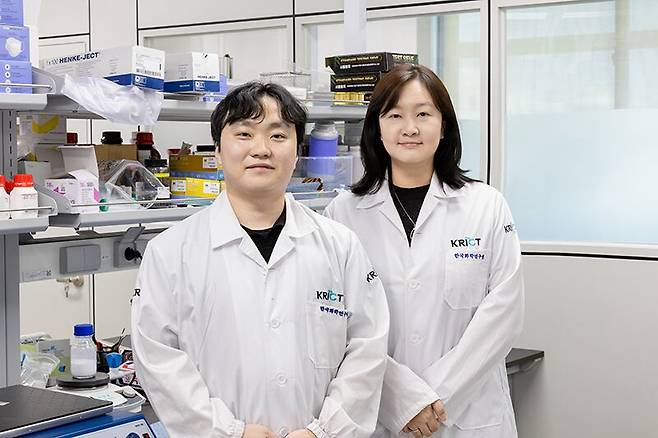 최준영 학생연구원(왼쪽), 석정돈 책임연구원./한국화학연구원