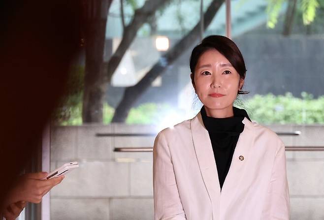 강선우 여성가족부 장관 후보자가 6월26일 오후 서울 종로구 사무실 앞에서 기자의 질문에 대답하고 있다. 정용일 선임기자 yongil@hani.co.kr