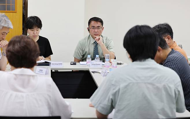 오보카타 도모야 유엔 ‘현대판 노예제’ 특별보고관(왼쪽 뒷줄 셋째)이 2025년 7월4일 서울 중구 국가인권위원회에서 열린 ‘이주정책 포럼\'에 참석해 이주단체 활동가들의 이야기를 듣고 있다. 신소영 기자 viator@hani.co.kr