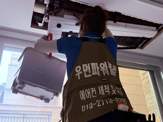 에어컨 청소 기사 정씨가 에어컨 청소를 위해 분해 작업을 하고 있는 모습. 2020년 처음 에어컨 청소 업종에 뛰어든 그는 5년 경력의 기사로 자리 잡았다. 최은서 기자