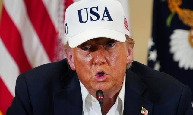 도널드 트럼프 미국 대통령이 11일 텍사스주 커빌의 비상운영센터에서 열린 홍수 관련 간담회에서 USA(미국)라고 적힌 모자를 쓴 채 발언하고 있다. 커빌=AP 뉴시스