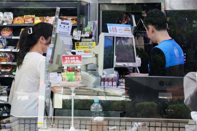 13일 서울 시내의 한 편의점에서 일하는 직원. 연합뉴스
