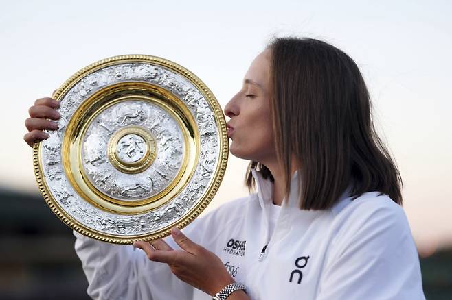 <yonhap photo-0890=""> Poland's Iga Swiatek kisses a replica Venus Rosewater Dish after beating Amanda Anisimova of the U.S. to win the women's singles final at the Wimbledon Tennis Championships in London, Saturday, July 12, 2025. ( John Walton/PA via AP) UNITED KINGDOM OUT; NO SALES; NO ARCHIVE; PHOTOGRAPH MAY NOT BE STORED OR USED FOR MORE THAN 14 DAYS AFTER THE DAY OF TRANSMISSION; MANDATORY CREDIT/2025-07-13 05:23:24/ <저작권자 ⓒ 1980-2025 ㈜연합뉴스. 무단 전재 재배포 금지, AI 학습 및 활용 금지></yonhap>