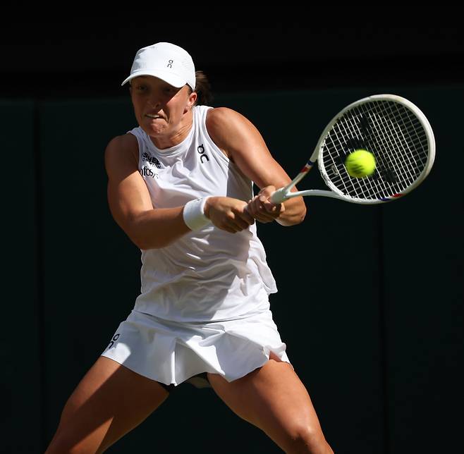 <yonhap photo-0458=""> Poland's Iga Swiatek plays a backhand in the Women's Wimbledon Singles final against American Amanda Anisimova at the 2025 in London on Saturday, July 12, 2025. Swiatek won the match 6-0,6-0. Photo by Hugo Philpott/UPI/2025-07-13 02:42:14/ <저작권자 ⓒ 1980-2025 ㈜연합뉴스. 무단 전재 재배포 금지, AI 학습 및 활용 금지></yonhap>
