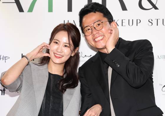 개그맨 김지민, 김준호 예비부부가 지난 4월 22일 서울 강남구 한 카페에서 열린 ‘아티르 & 아르즈’ 오프닝 행사에 참석해 포즈를 취하고 있다. 뉴스1
