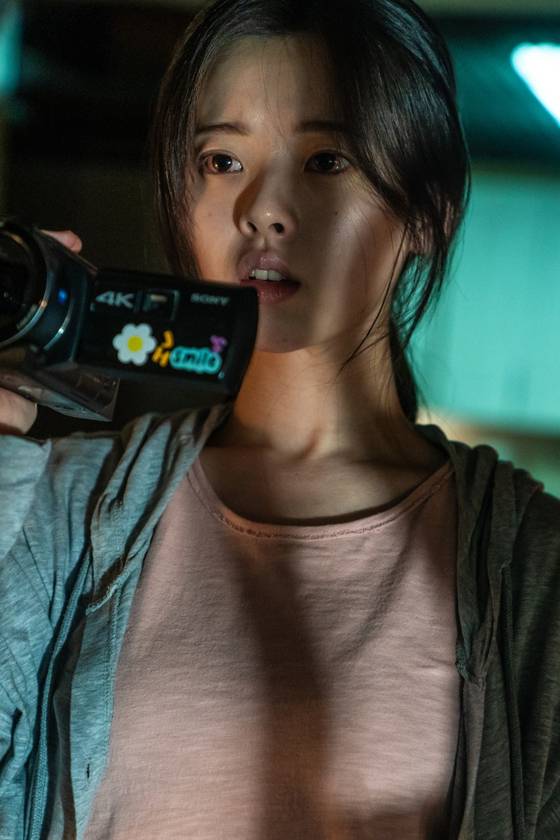 공포영화 '노이즈'의 한 장면. 아파트 층간소음에 시달리던 주희(한수아)가 갑자기 실종되면서 이야기가 시작된다. 사진 바이포엠스튜디오