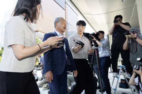 조성옥 전 삼부토건 회장이 지난 10일 피의자 신분으로 김건희 특검 조사를 받기 위해 서울 종로구 KT광화문빌딩 웨스트에 마련된 특검 사무실에 출석하고 있다. 김현동 기자.