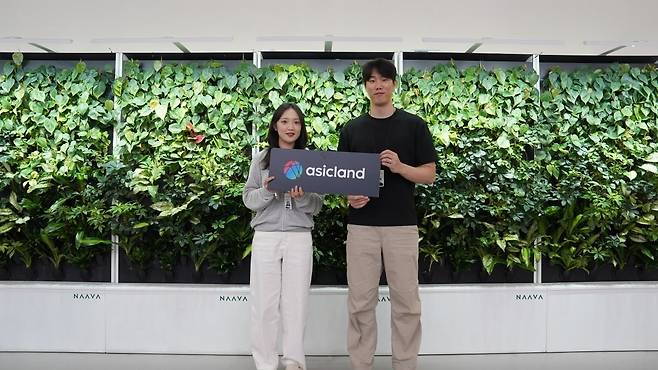 박혜림(왼쪽), 조현근 프로가 회사 CI를 소개하고 있다. 수원=윤현주 기자