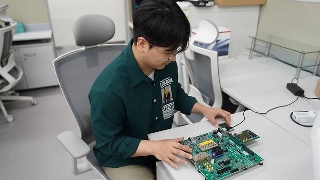 김영표 프로가 FPGA(현장 프로그래머블 반도체)에 I2C 회로가 포함된 비트스트림을 프로그래밍하고 있다. 수원=윤현주 기자