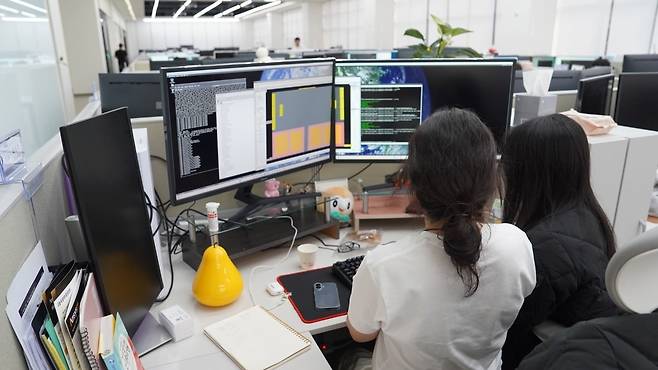 최유경, 한승희 프로가 멘토링 활동을 하고 있다. 수원=윤현주 기자