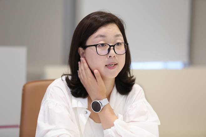 인스타툰 작가 소민지씨가 지난 10일 서울 용산 LG유플러스 사옥에서 익시오의 ‘보이는 전화’ 기능으로 바뀐 일상에 대해 이야기하고 있다. LG유플러스 제공