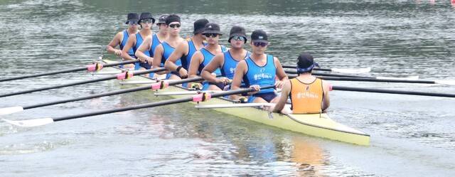 13일 충주 탄금호 국제조정경기장서 벌어진 제14회 충주 탄금호배 전국조정대회 남자 일반부 에이트서 대회 2연패를 달성하며 시즌 3관왕에 오른 용인시청 선수들이 힘차게 물살을 가르고 있다.용인시청 제공