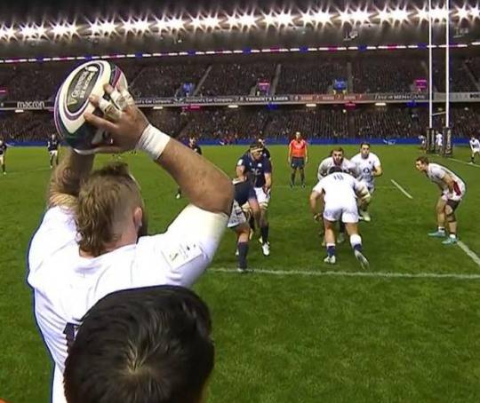 '라인아웃'으로 플레이를 하는 럭비 경기 모습