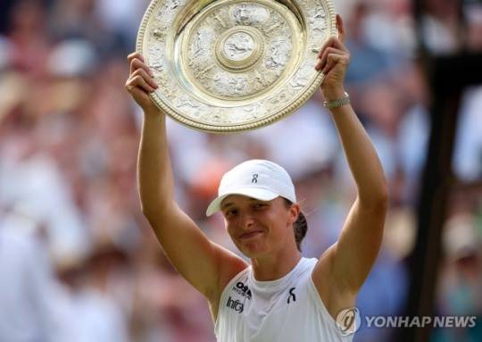 우승컵을 든 시비옹테크 / 사진=연합뉴스