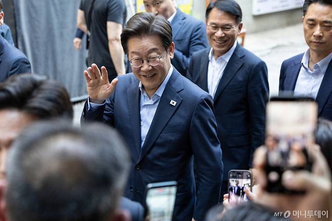 (서울=뉴스1) 이승배 기자 = 이재명 대통령이 11일 시민들과 저녁 식사를 위해 서울 종로구 광화문 인근의 한 식당으로 이동하고 있다. 2025.7.11/뉴스1 Copyright (C) 뉴스1. All rights reserved. 무단 전재 및 재배포, AI학습 이용 금지. /사진=(서울=뉴스1) 이승배 기자