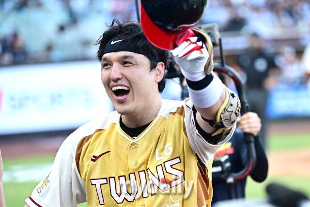 12일 대전 한화생명 볼파크 야구장에서 열린 '2025 신한 SOL뱅크 KBO 올스타' 드림 올스타(삼성·두산·KT·SSG·롯데) - 나눔 올스타(KIA·LG·한화·NC·키움) 경기. 나눔 박동원이 1회말 2사 2루에 투런포를 친 후 기뻐하고 있다./대전=한혁승 기자