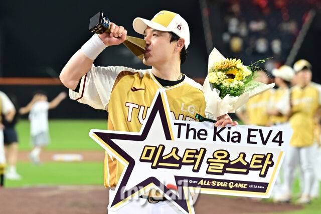 12일 대전 한화생명 볼파크 야구장에서 열린 '2025 신한 SOL뱅크 KBO 올스타' 드림 올스타(삼성·두산·KT·SSG·롯데) - 나눔 올스타(KIA·LG·한화·NC·키움) 경기. 나눔 박동원이 미스터 올스타로 선정됐다. 포즈를 취하는 박동원./대전=한혁승 기자