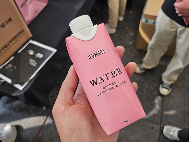 지난 6일 경기 고양종합운동장 주경기장에서 열린 ‘블랙핑크 월드투어 <데드라인>인 고양(BLACKPINK WORLD TOUR IN GOYANG)’ 콘서트에서 보급 및 판매된 멸균 생수팩. 김광우 기자.