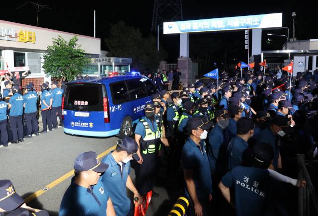 ▲구속 전 피의자 심문(영장실질심사)을 마친 윤석열 전 대통령이 탑승한 차량이 9일 경기도 의왕시 서울구치소로 들어가고 있다. ⓒ연합뉴스