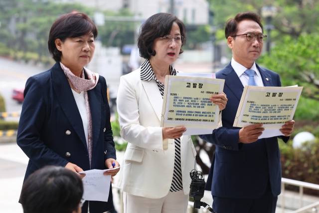 ▲더불어민주당 내란진상조사단 단장인 추미애 의원(가운데), 박선원 의원(오른쪽), 서영교 의원이 16일 서울 서초구 대검찰청 민원실 앞에서 김용현 전 국방부 장관 등에 대한 고발장 제출에 앞서 기자회견을 열고 있다. 조사단은 김 전 국방부 장관, 여인형 전 국군방첩사령관, 노상원 전 국군정보사령관, 이진우 전 수도방위사령관 등을 내란예비음모, 헌정질서 전복음모, 불법군사조직 구상, 정치사찰 및 살인예비 등 중대 범죄 등으로 검찰에 고발한다고 밝혔다. ⓒ연합뉴스