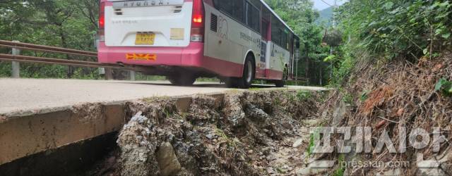 ▲안동시 풍천면 병산리에 위치한 군도 5호선(병산길), 포장된 도로 가장자리가 침하,유실되어 버스의 통행이 아슬하게 보인다. ⓒ 프레시안(김종우)