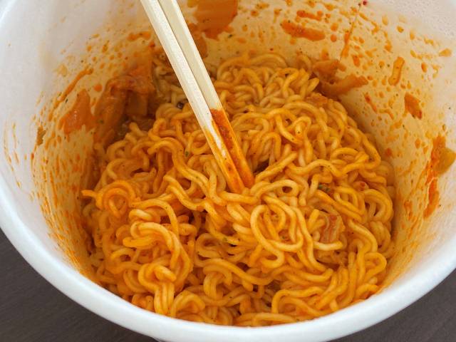 GS25 PB라면 '오모리김치즈볶음면' 제품 조리 이미지. 김남명 기자