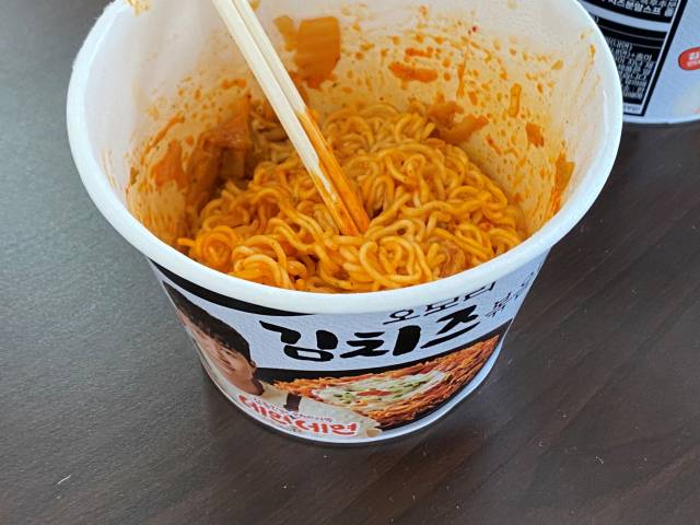 GS25 PB라면 '오모리김치즈볶음면' 제품 조리 이미지. 김남명 기자