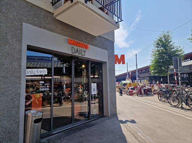 스위스 취리히의 촐슈트라세에 있는 미그로 데일리. 지난 6년 동안 이 매장은 일요일 영업 문제로 세 번이나 고소를 당했다. ⓒ김진경